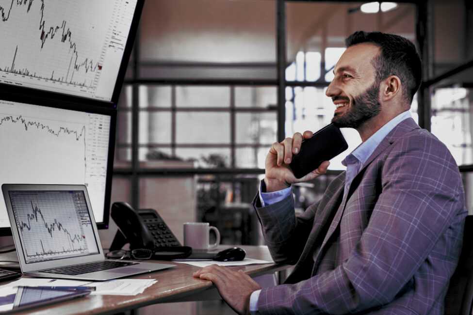 Inwestor obserwuje, jak decyzje banków centralnych wpływają na forex waluty.